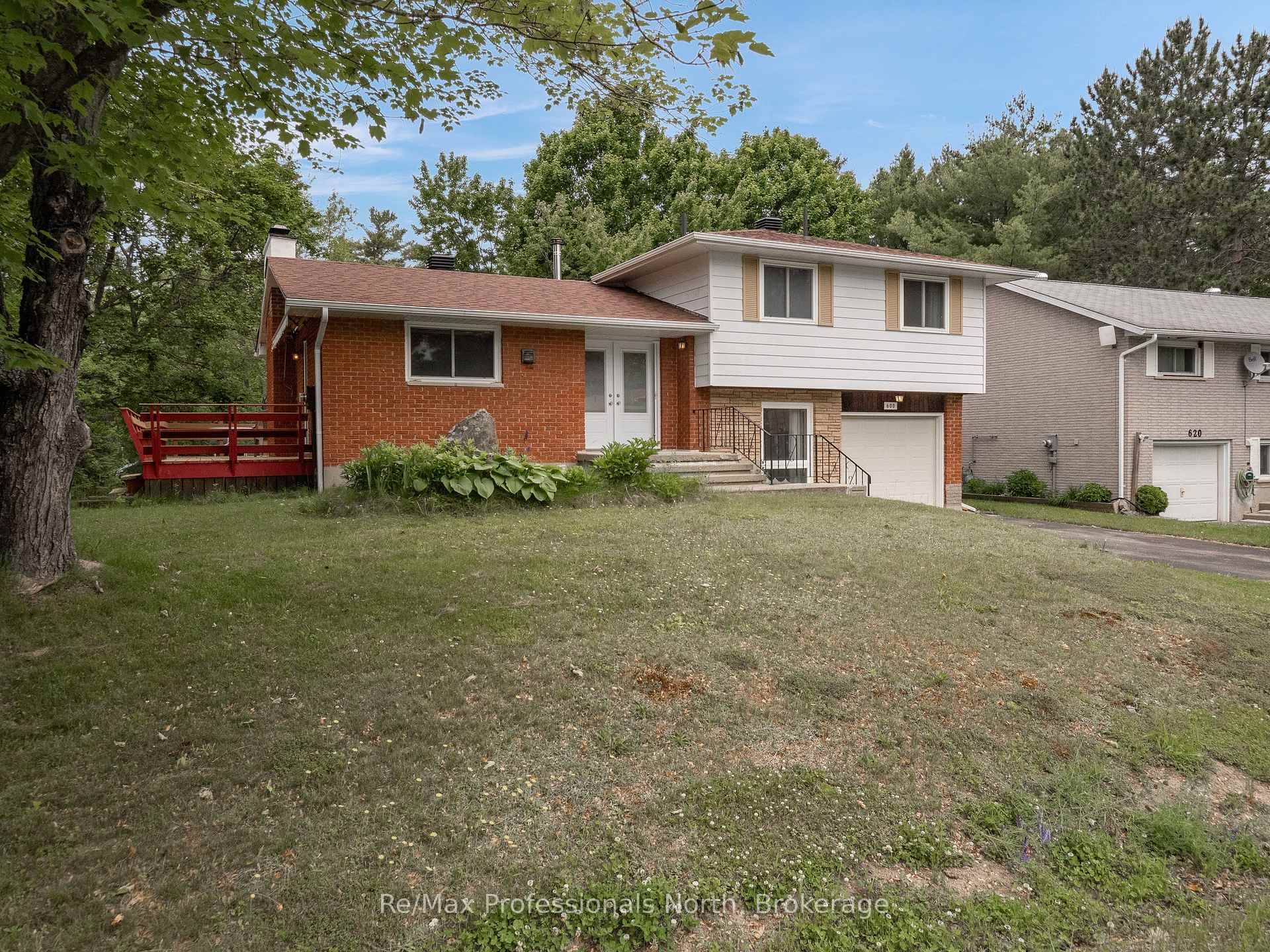 Welcome to your spacious retreat on a sun splashed corner lot, just a leisurely stroll to Gull Lake park, the beach, and downtown Gravenhurst cafe s.