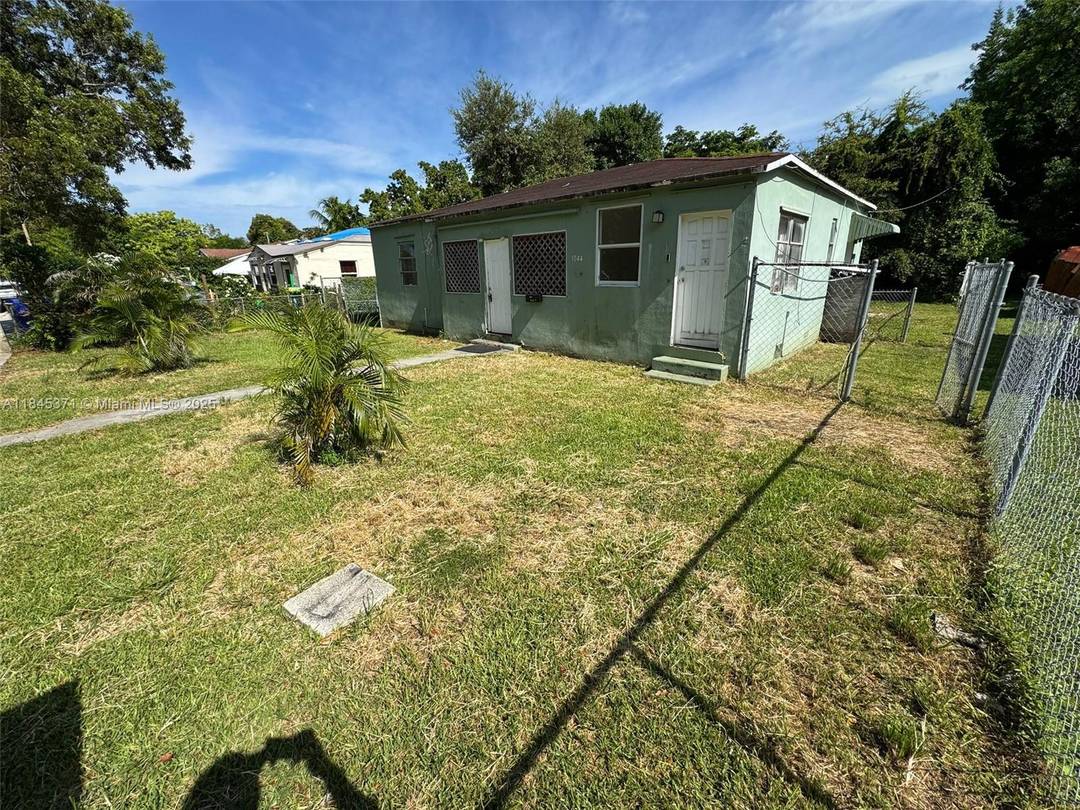 INVESTMENT DREAM HOME in a prime Miami location !