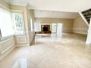 Welcome to this exceptional townhome nestled in the charming community of Tropic Isle.