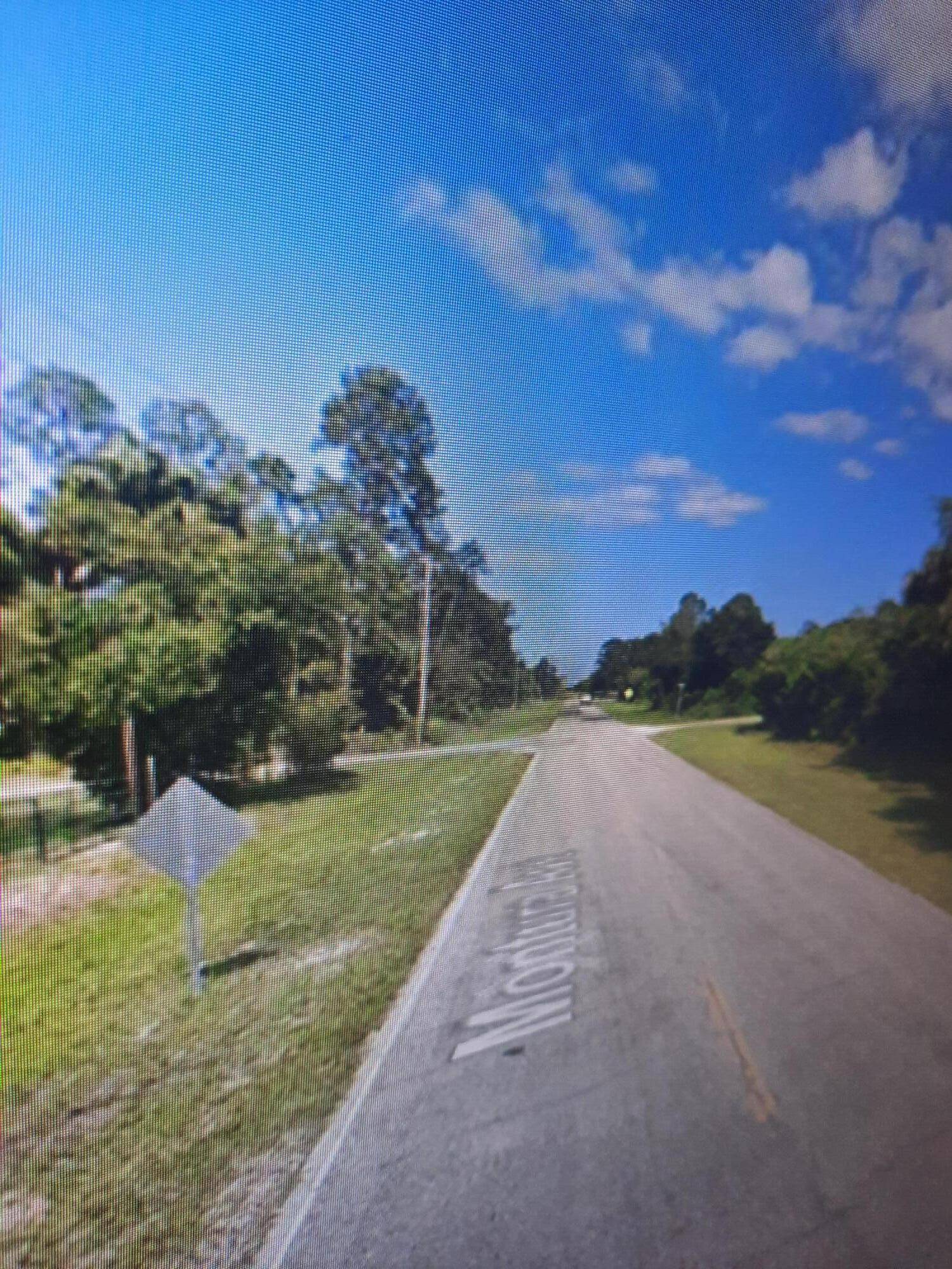 1. 25 acres located in the center of Florida10 mins to Walmart 30 mins to international airport 40 mins to beaches, 1 hour To Miami 2 hours theme parks orlando.