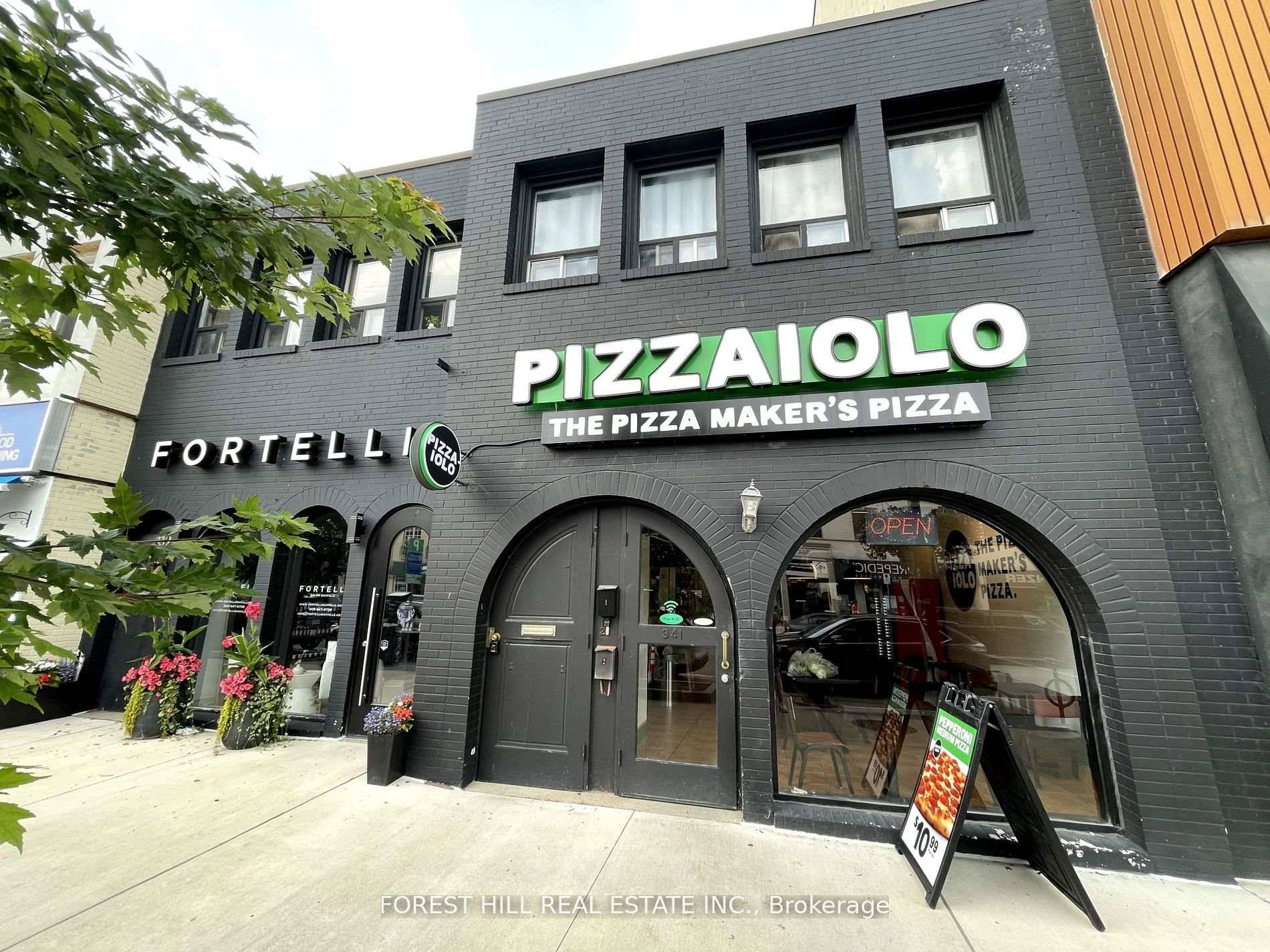 Live in the Heart of Downtown Oakville !