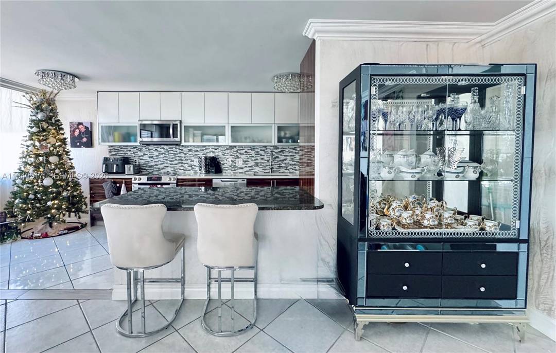 Very rear, 3 Bedrooms 3 Bathrooms, Open concept new kitchen with versatile isle, huge leaving room with access to the L shape contemporary glass balcony with direct city and ocean ...