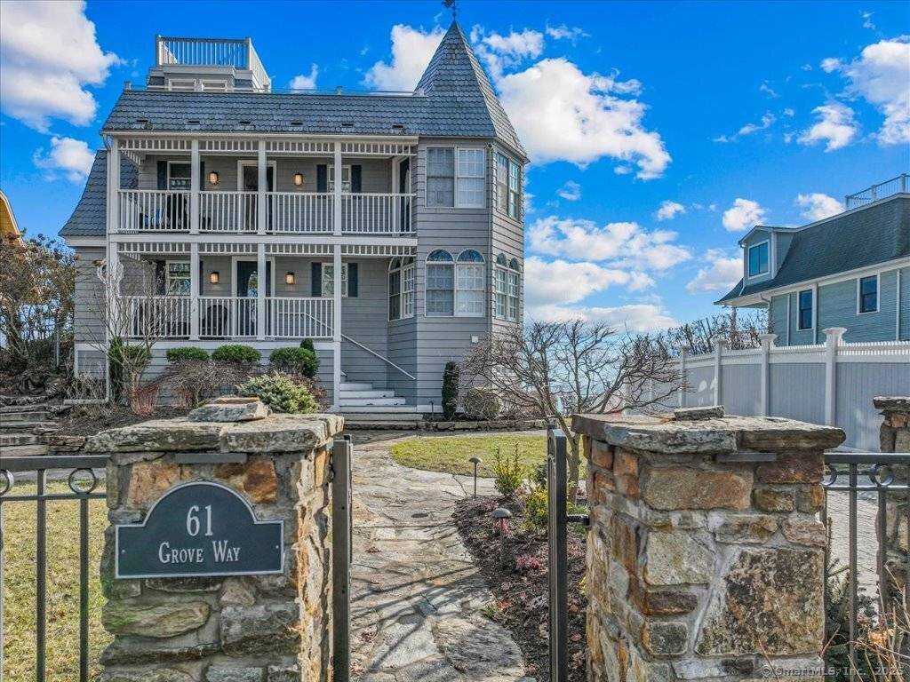 Spectacular waterfront estate !