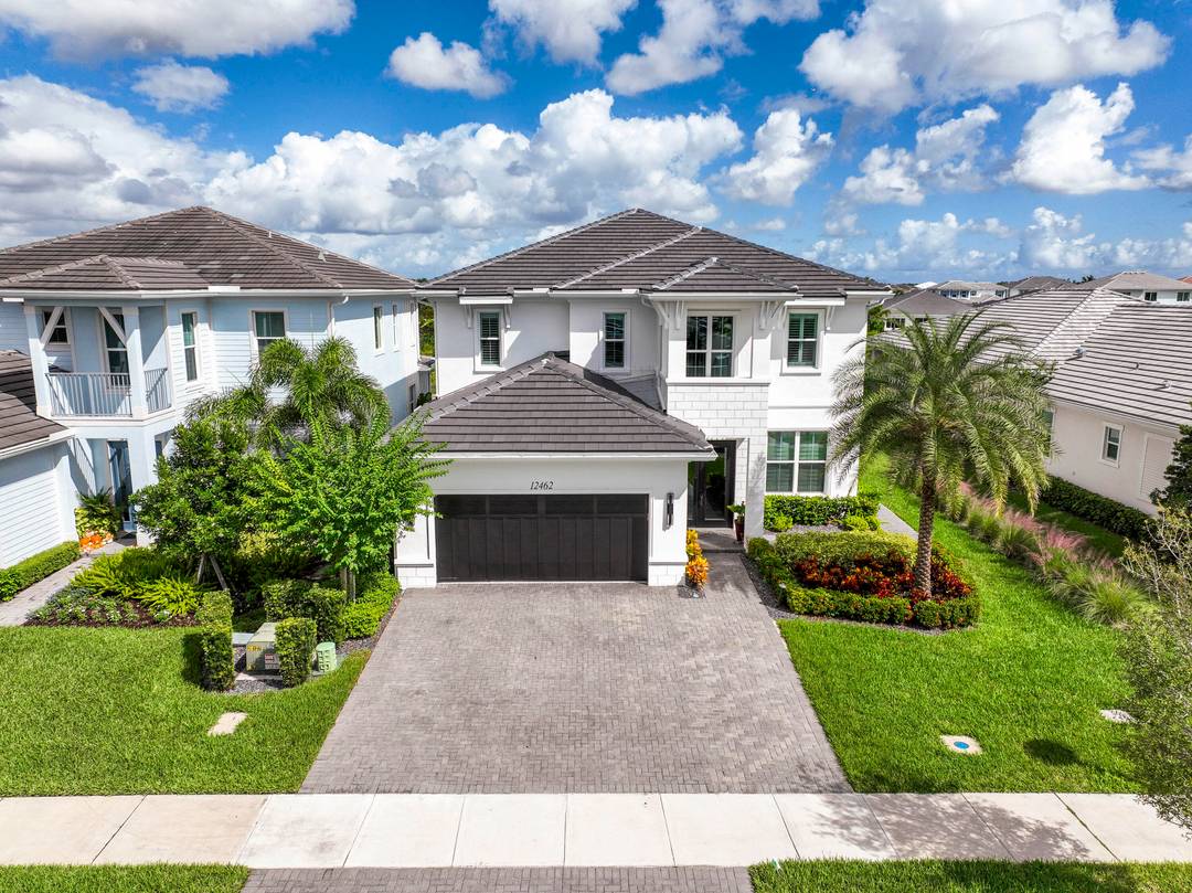 Welcome to this stunning 2021 built Torrance model in Windgate at Avenir, offering 3, 222 square feet of thoughtfully designed living space on a 7, 000 square foot lot.