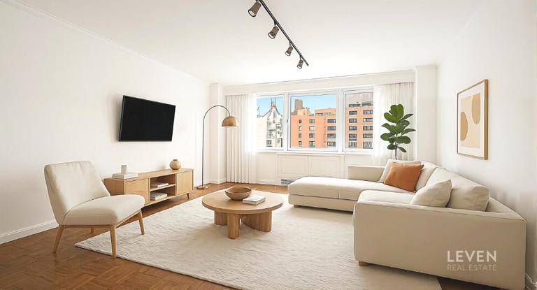 EAST RIVER VIEWS amp ; CHARMING DETAILSSun filled 3 bedroom, 2 bath corner residence on the 17th floor of the full service, pet friendly York River House this beautifully renovated ...