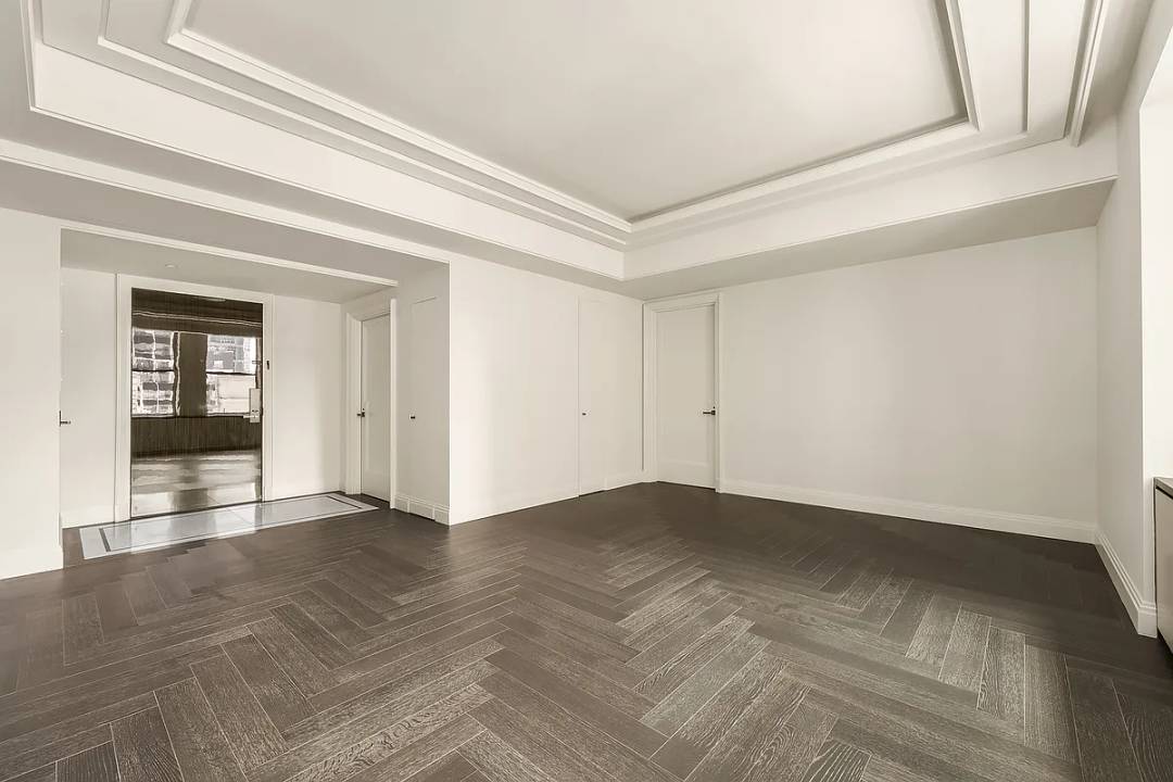 The Waldorf Astoria Residences in New York offer a rare opportunity to live in one of the city s most iconic landmarks, blending historic Art Deco grandeur with modern luxury.