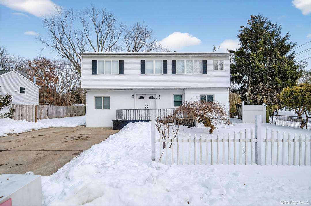 Welcome to this beautiful colonial home !