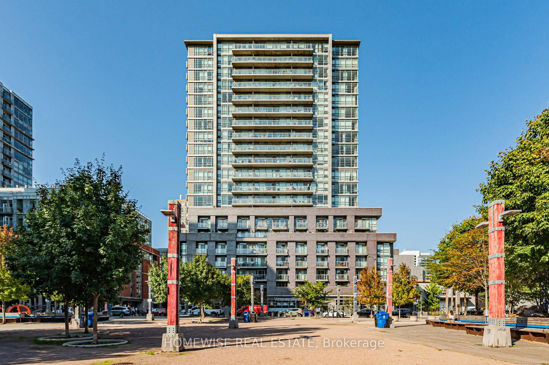 Newly Updated and well maintained modern 1 bedroom condo with parking in the heart of downtown Toronto !