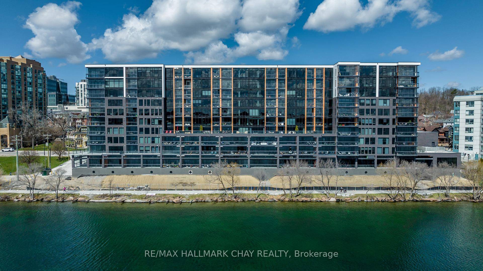 WELCOME to the exquisite Lakhouse condo community in Barrie on the shore of Lake Simcoe's Kempenfelt Bay.