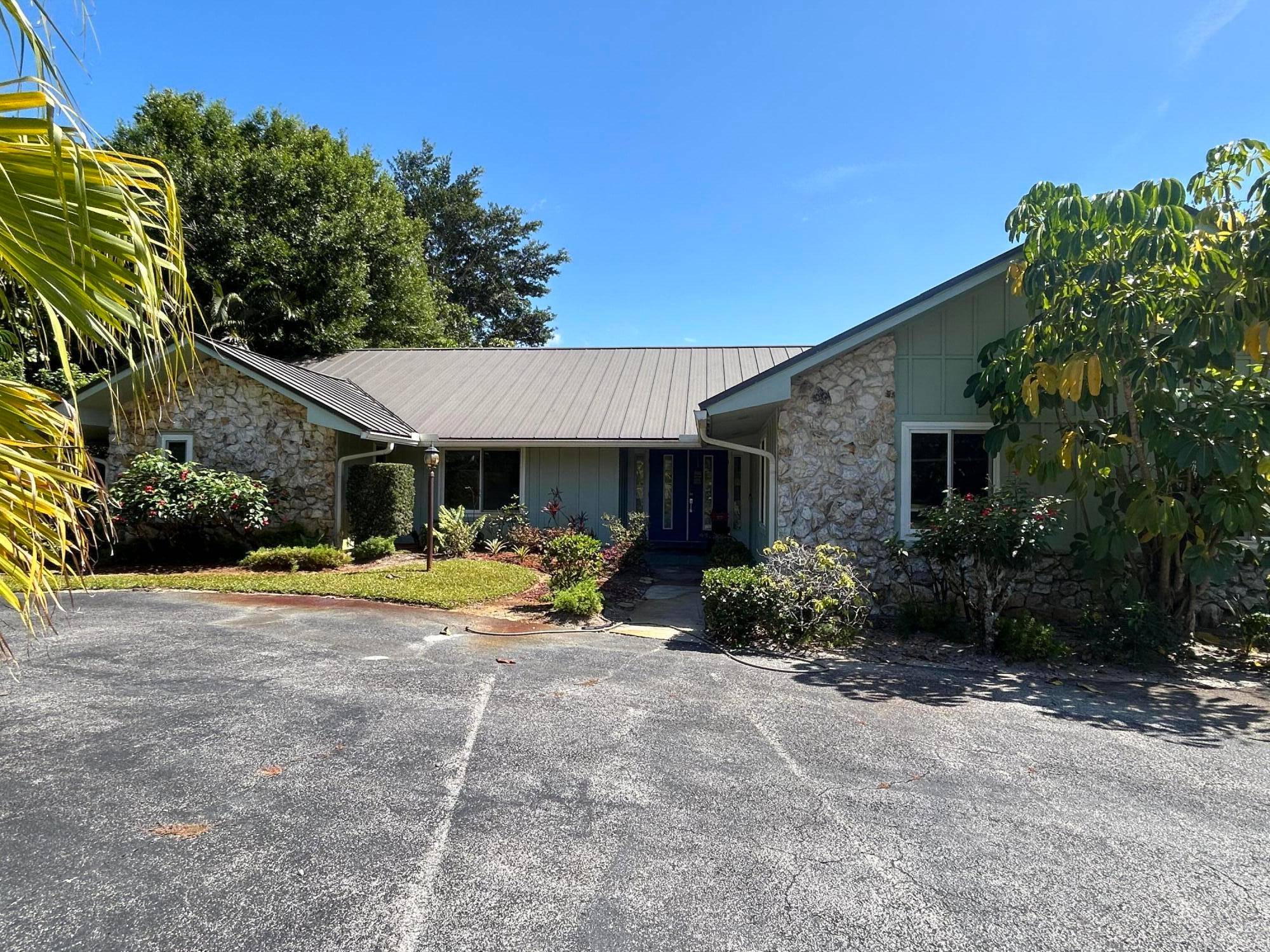 TRANQUIL RETREAT IN CRANE CREEK COUNTRY CLUB !