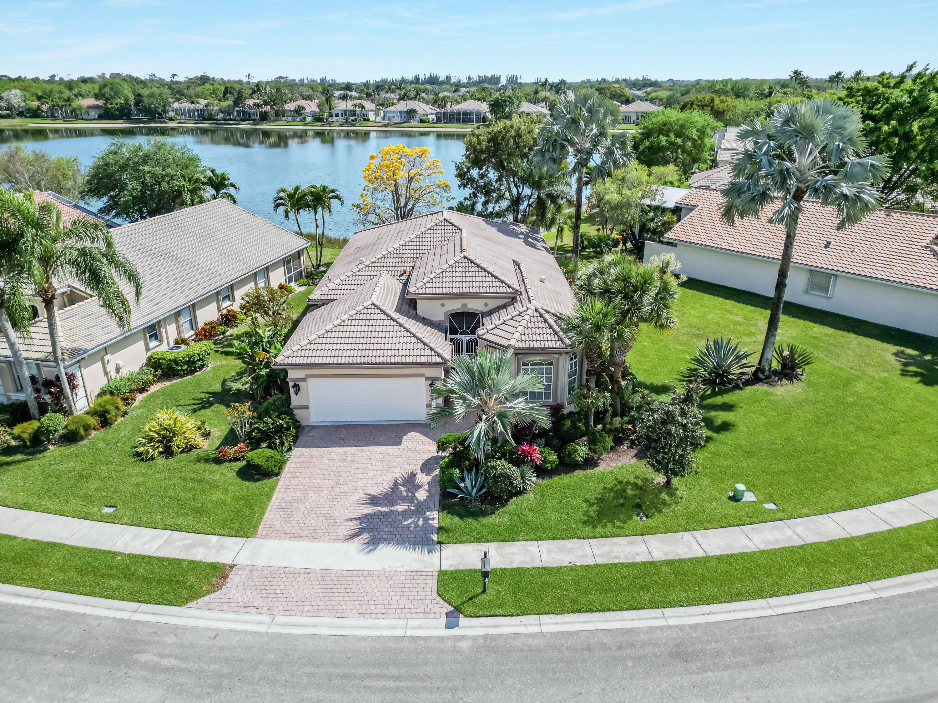 Breathtaking Waterfront Views Elegant Novarro Model in BellagioWake up to stunning, uninterrupted Zen like water views in this highly desirable Novarro floorplan, offering 3 spacious bedrooms and 2 beautifully appointed ...