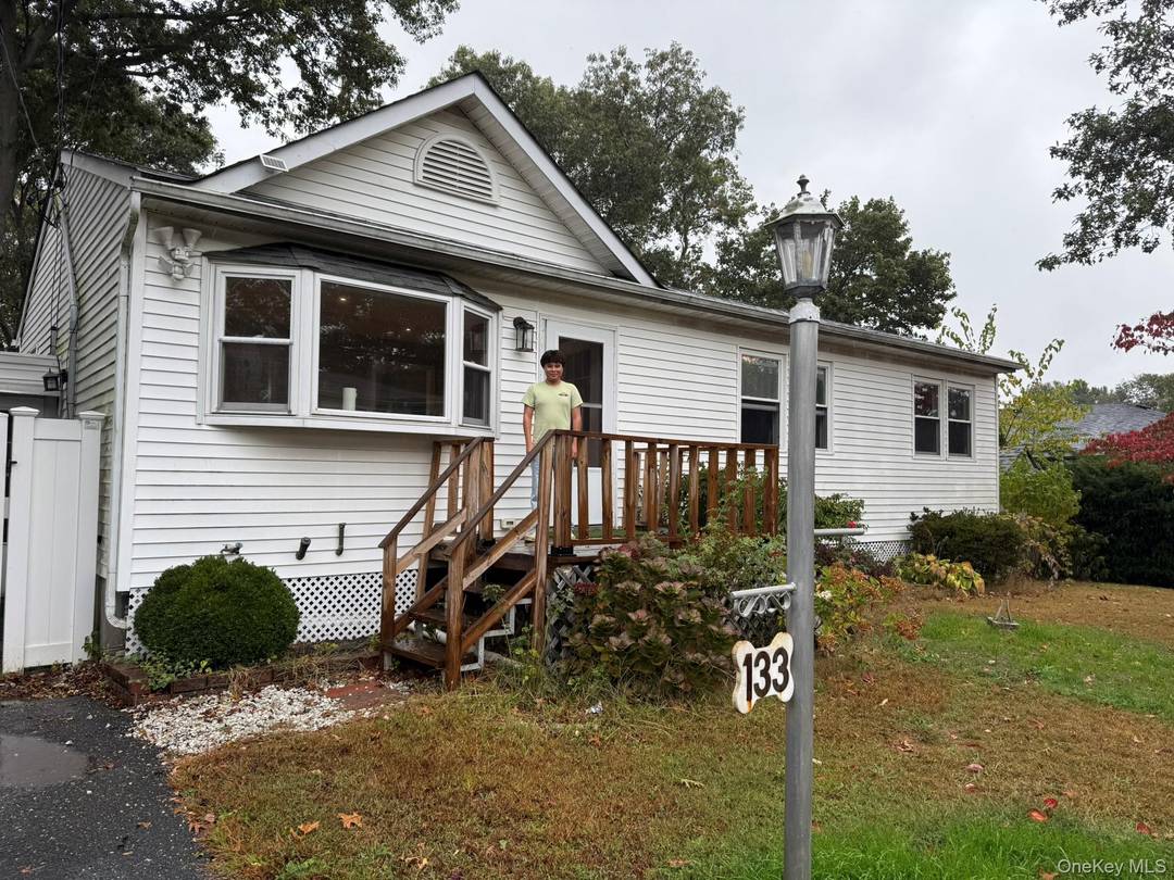 Beautiful and spacious ranch for rent in Mastic !