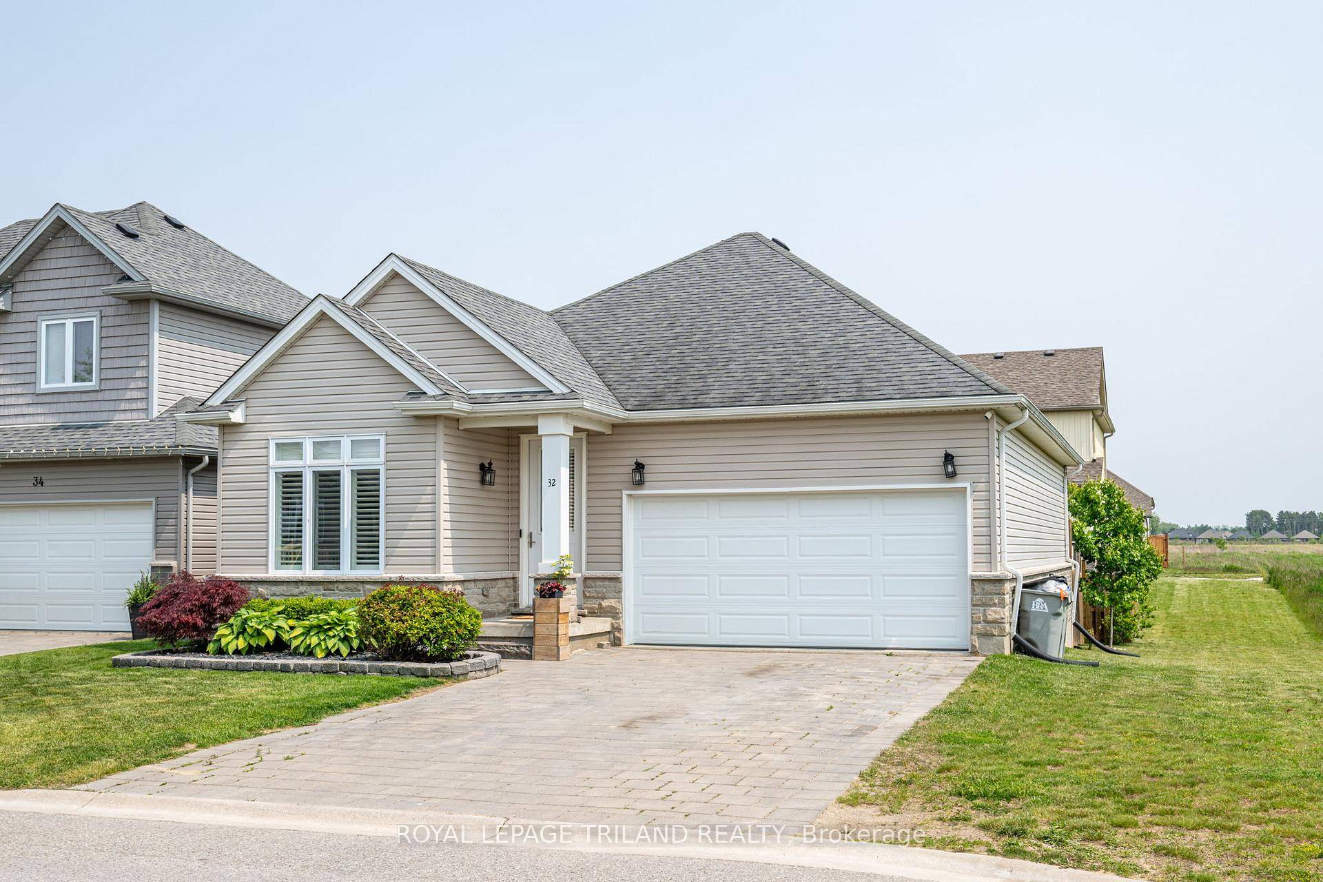 Welcome to this beautifully maintained 2 1 bedroom, 3 bath bungalow located in one of Strathroys most desirable neighbourhoods !