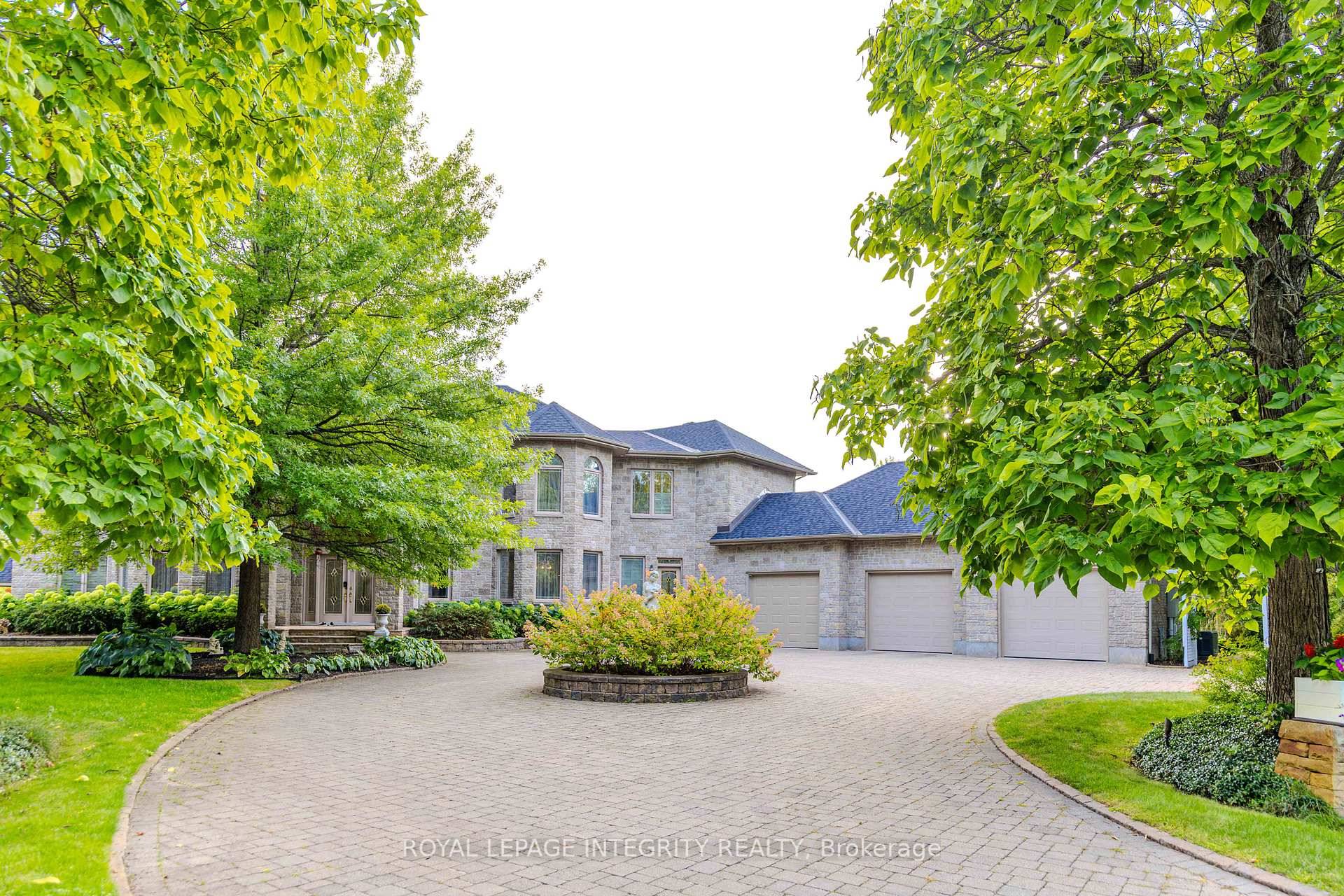 A Masterpiece in Rideau Forest !
