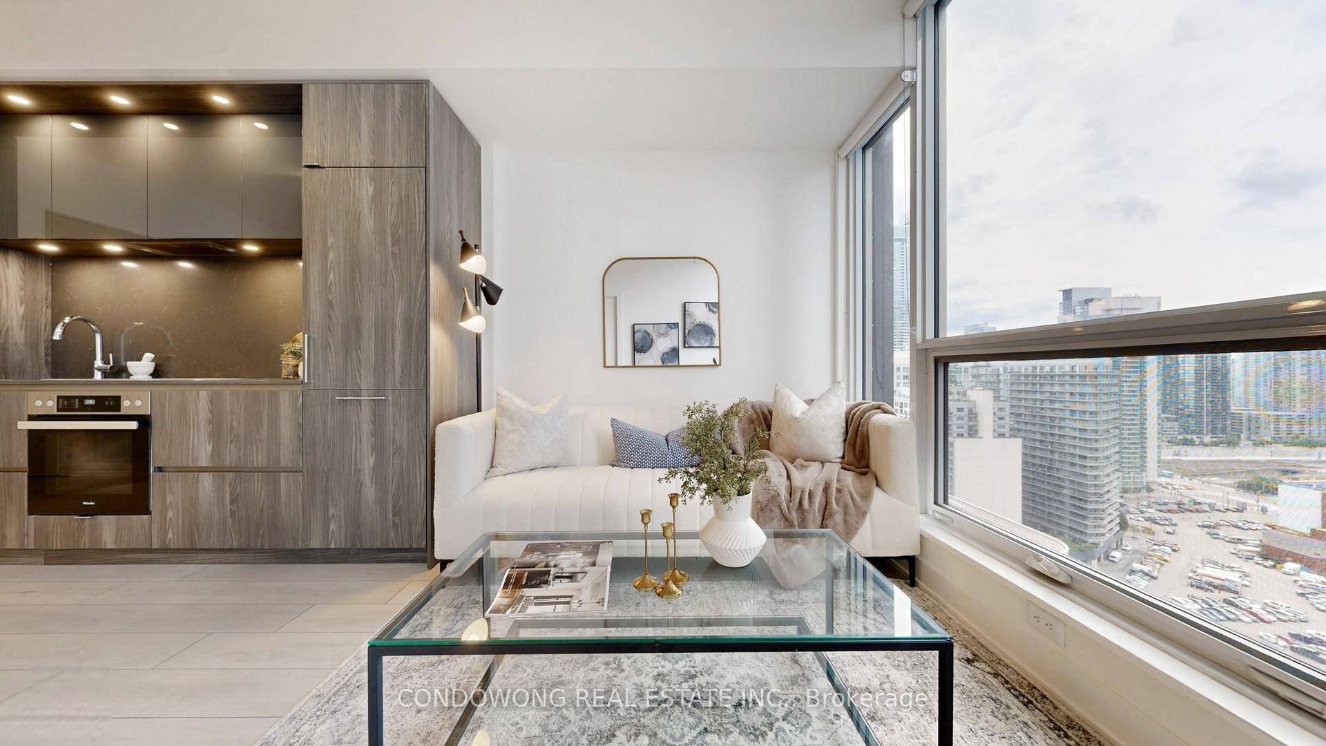 35 Mercer St 1811 This suite has been owner occupied since day one and it shows !