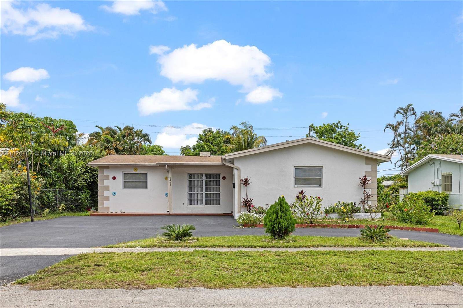 Charming 3 bedrooms 2 bathrooms Home in Sunrise Golf Village, comes with a car garage, Features include a modern kitchen with quartz countertops, backsplash and updated cabinetry, updated bathrooms, and ...