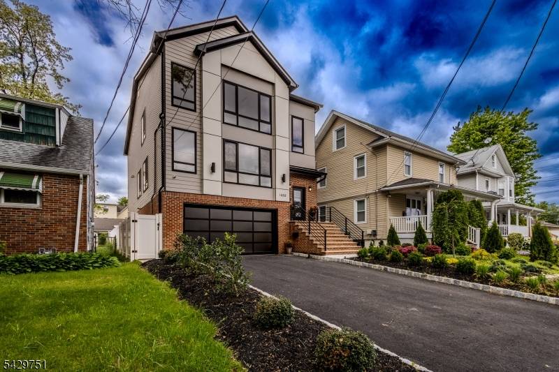 BEAUTIFUL. BEAUTIFUL NEW CONSTRUCTION LARGE MODERN CUSTOM BUILT SINGLE FAMILY HOME.