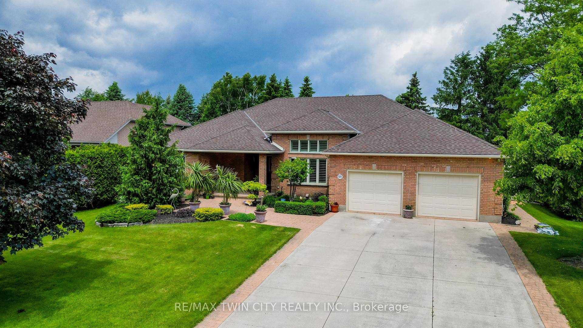 ALL BRICK BUNGALOW ON 0. 37 ACRE BACKING ONTO OPEN FIELD.
