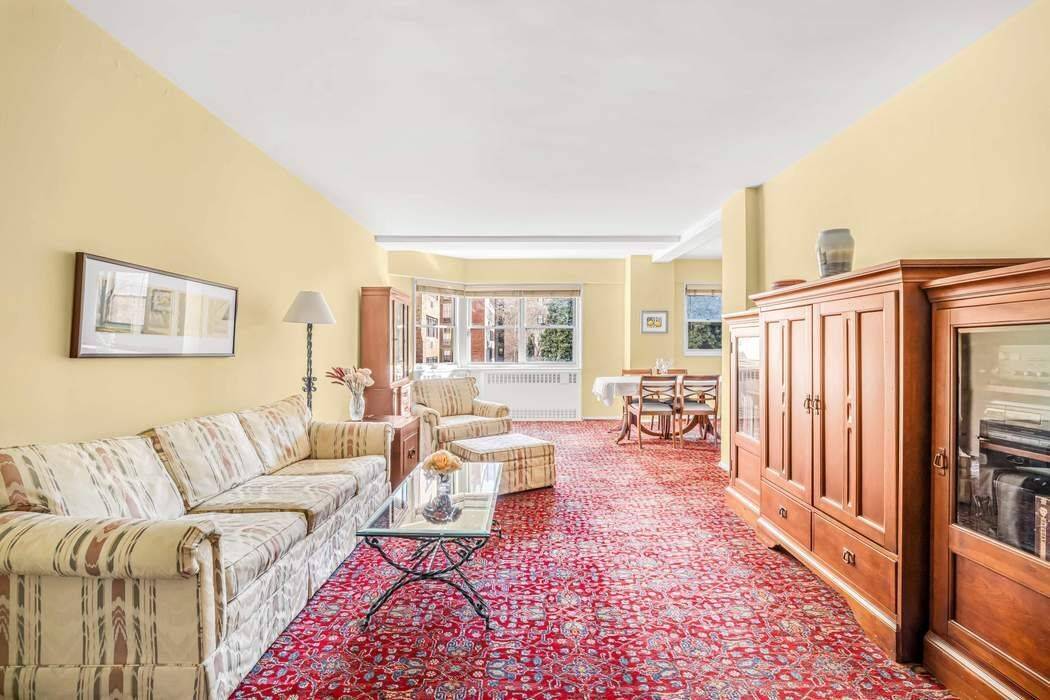 East Facing Junior 4 at 35 Park Avenue Murray Hill Welcome to this elegant, east facing Junior 4 residence at 35 Park Avenue, a distinguished full service cooperative built in ...