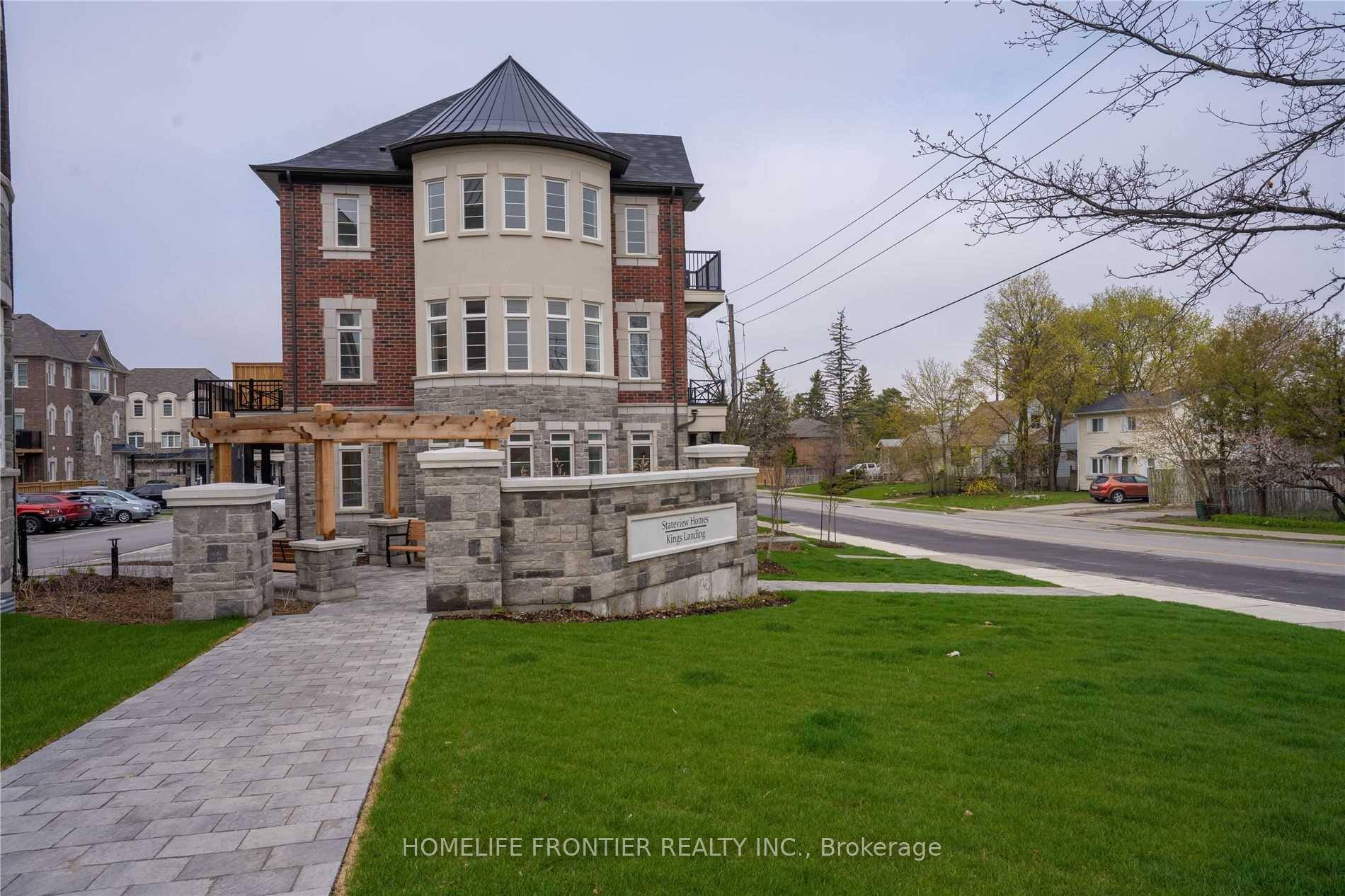 Modern Luxurious Townhome End Unit Like A Semi Over 3000Sf Living Space In Prestigious Oak Ridges.