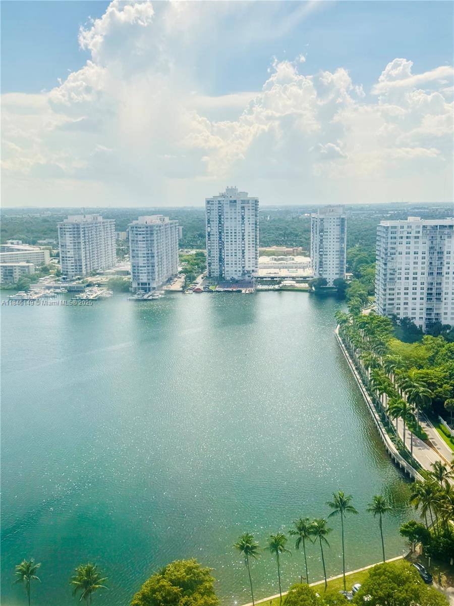 Beautiful PENTHOUSE with HIGH CEILINGS amp ; UNOBSTRUCTED WATERFRONT VIEWS !