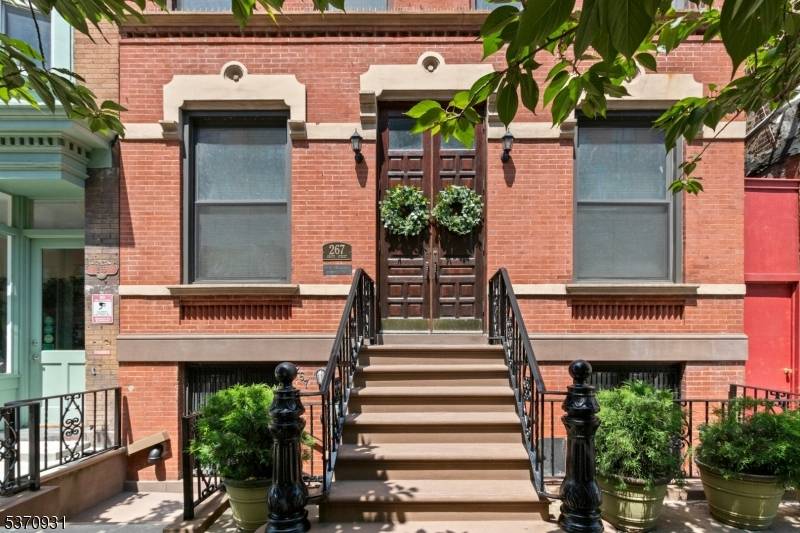Welcome to 267 Grove St 1R, a beautifully renovated condo with a private backyard, set within a picturesque brownstone in the heart of the Van Vorst Park neighborhood.