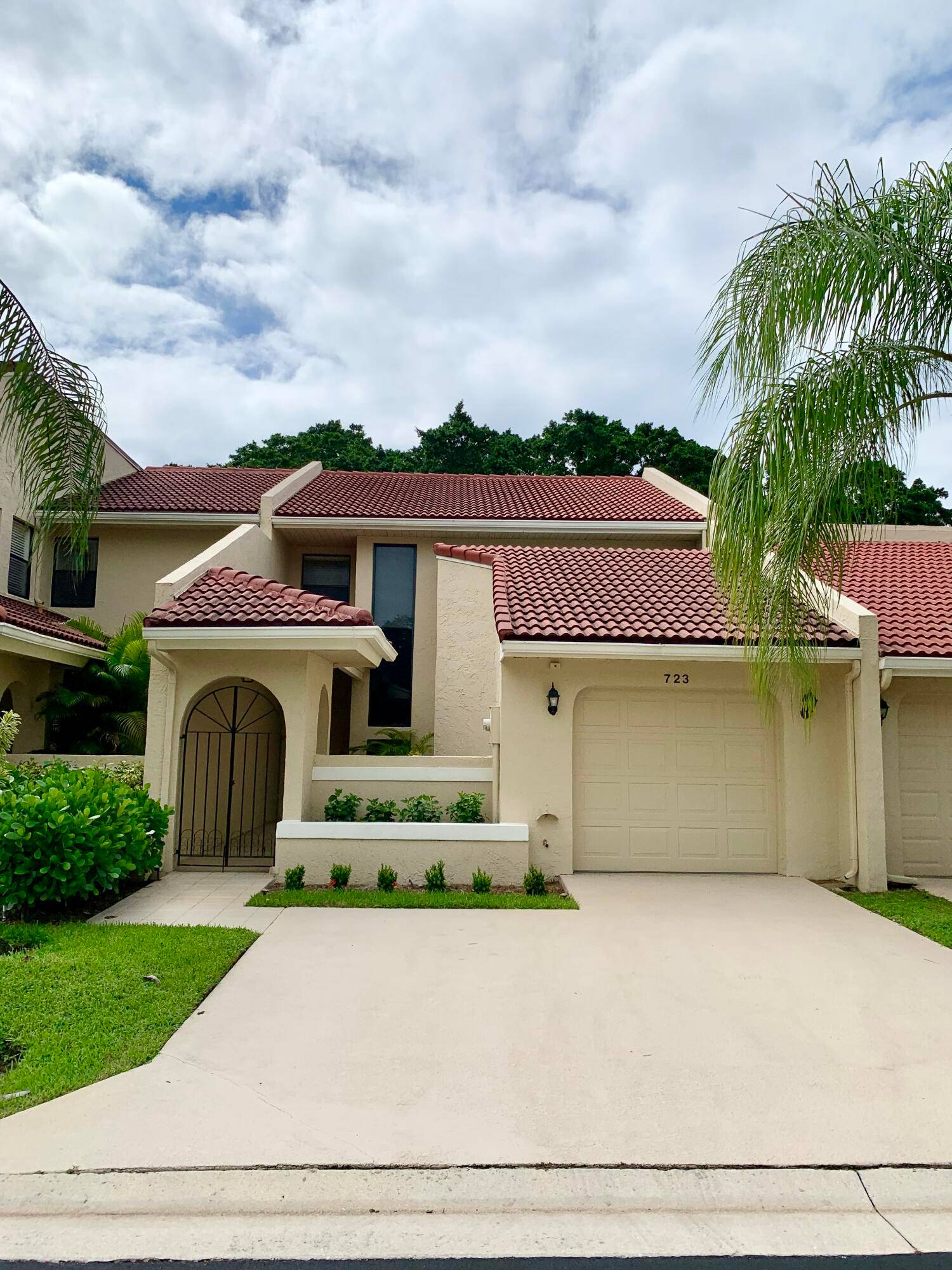 Spacious and bright townhouse located in Windermere at PGA National, overlooking The Palmer Golf Course.