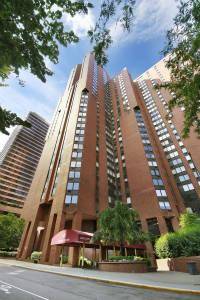 Most utilities included in this bright and spacious approximately 835 square feet one bedroomin the Upper East Sides Yorkville neighborhood.
