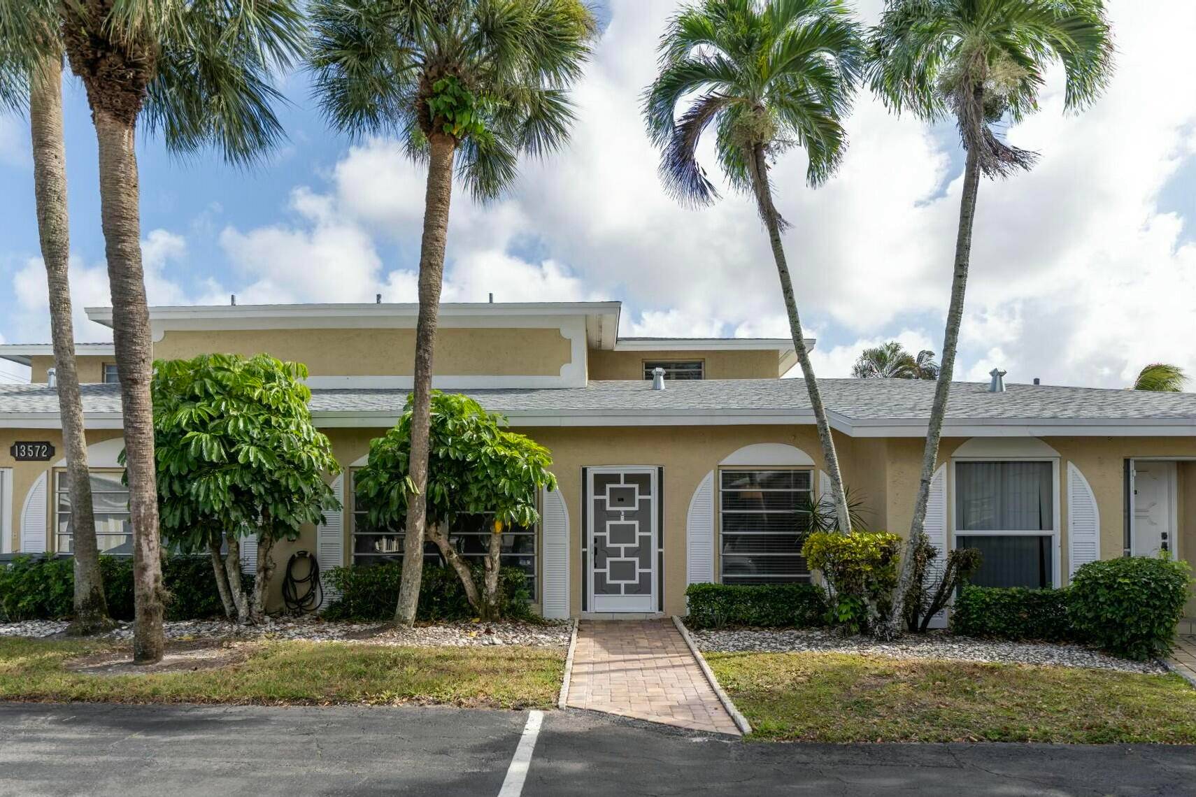 WELCOME TO YOUR NEW HOME IN SUNNY SOUTH FLORIDA !