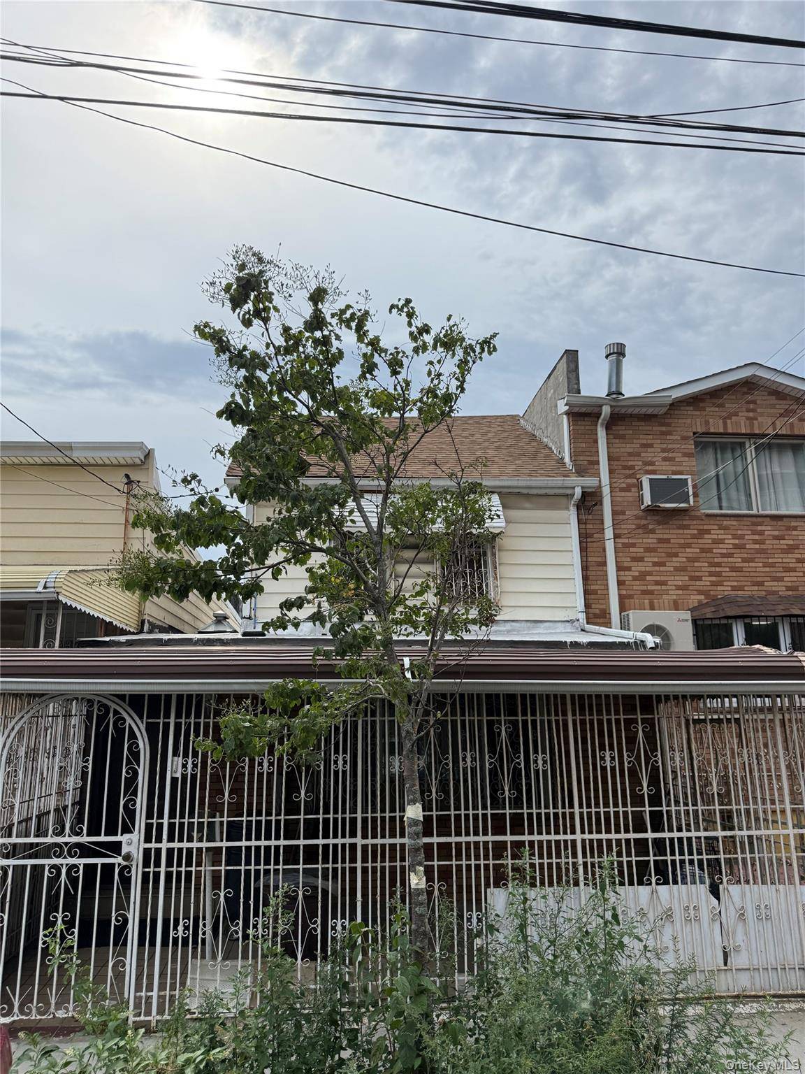 Welcome to this well maintained single family home nestled in the heart of East New York, Brooklyn.