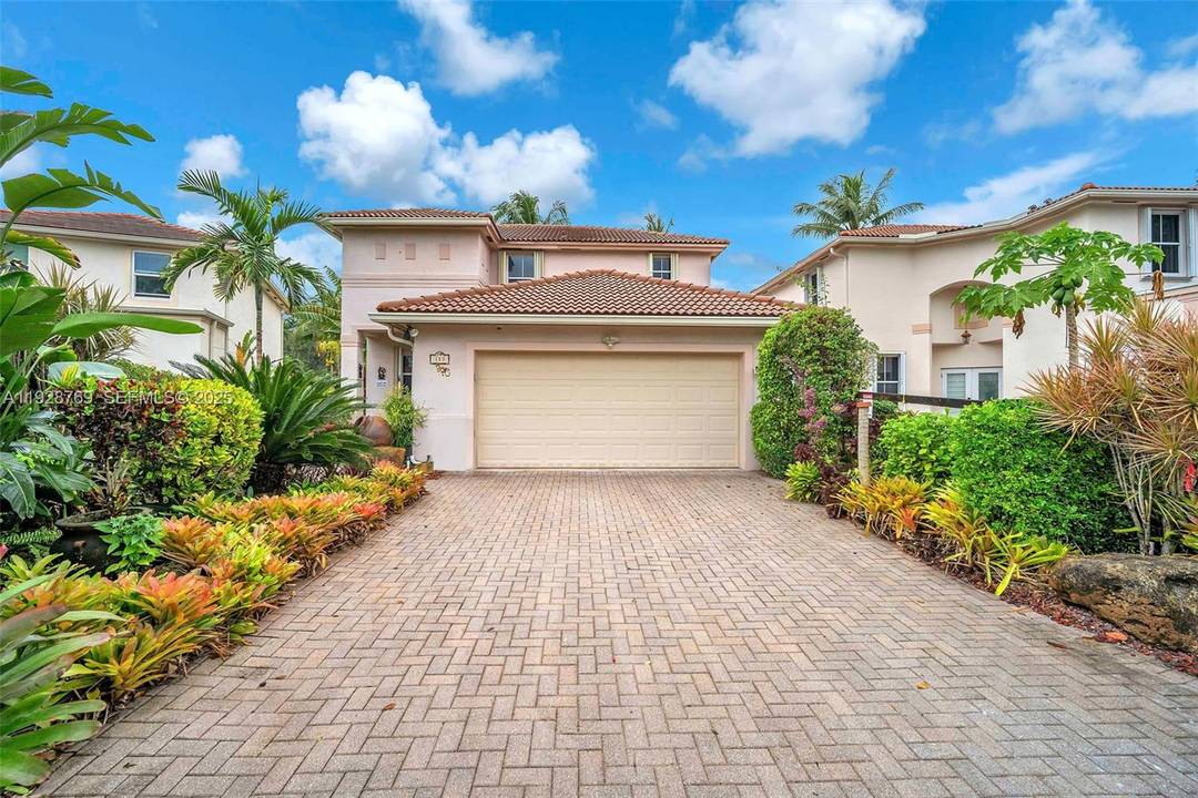 Lovely single home with Italian flair, located in a quiet section of the well appointed Lakes of Newport in Broward County, a prime location between the Broward Mall and THe ...