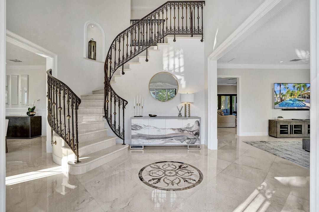 Live in luxury on Las Olas Isles with a beautifully appointed 5 bedroom, 5 bath modern residence featuring 100' feet of deep water frontage and ocean access.