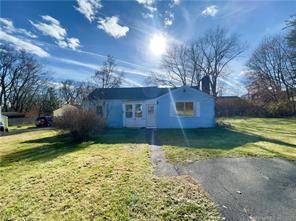 Come and see this adorable ranch in the heart of Windsor.