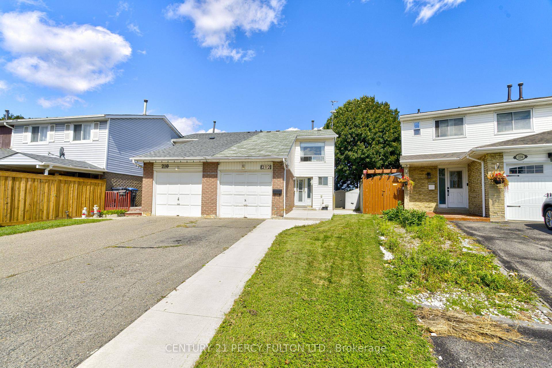 Welcome to 212 Royal Salisbury Way, a beautifully maintained end unit townhouse in Bramptons sought after Madoc community.