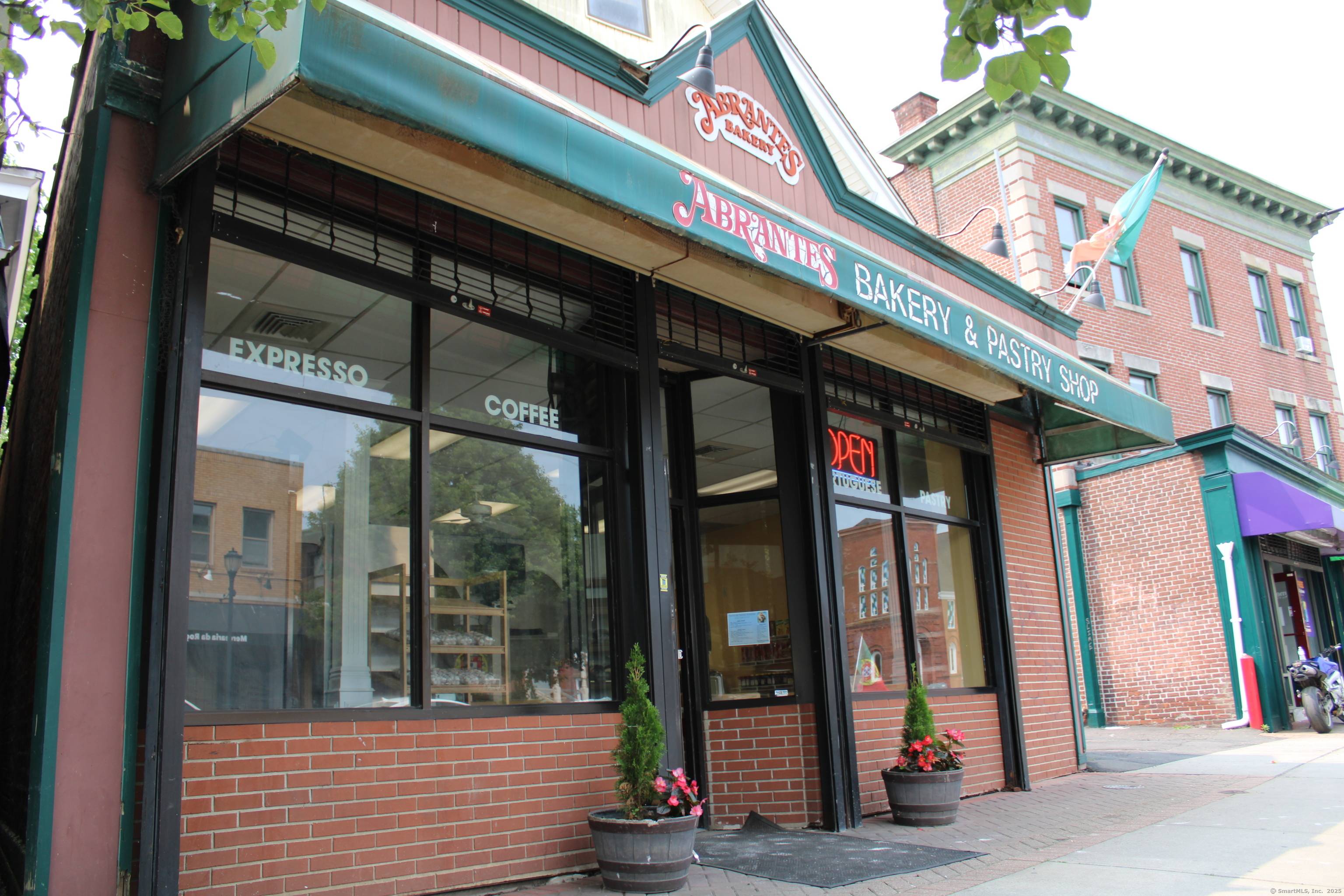 Incredible opportunity to own a prime commercial property in the heart of Parkville with over 4, 000 sq ft of space !