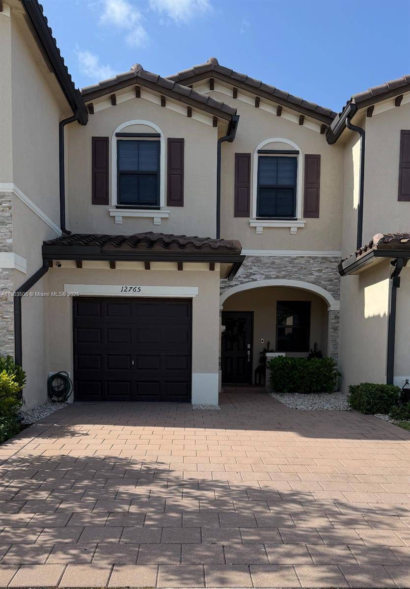 Stunning 3 Bedroom Townhouse in a Prime Location !