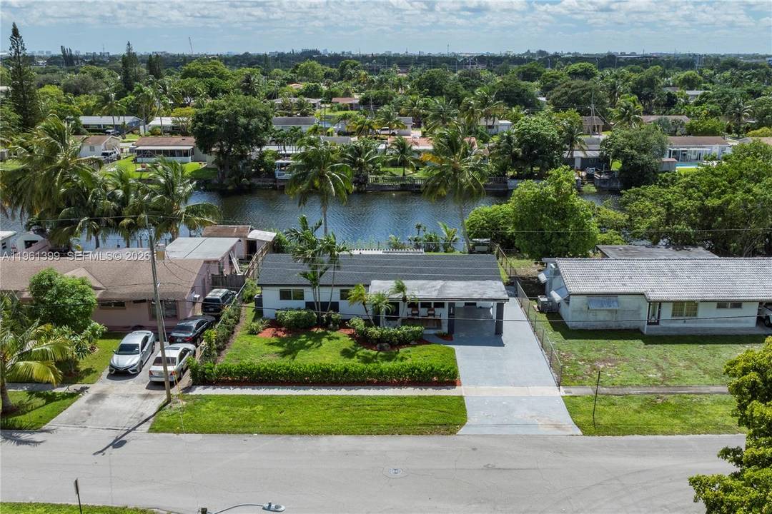 Amazing 3 2 house, completely remodeled, new 3 yrs AC, Brand New roof washer and dryer, perfect home for the Family looking for tranquility, arrive and live without the need ...