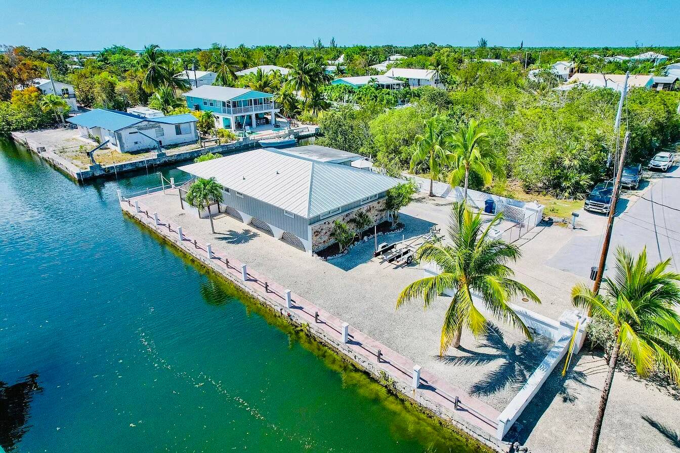 FISHERMANS DREAM HOUSEBRING YOUR BOATS TO THIS AMAZING 3 2 HOUSE SECLUDED ON A CORNER LOT WITH 190FT.
