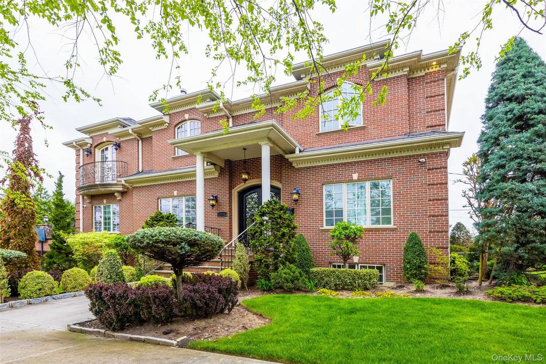 Diamond custom built home in 2012 located in the heart of Whitestone.