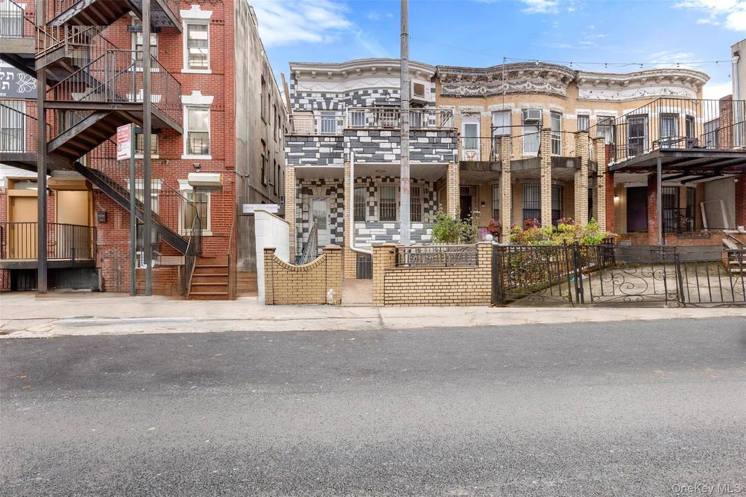 5 beds 2 baths Brooklyn, NY