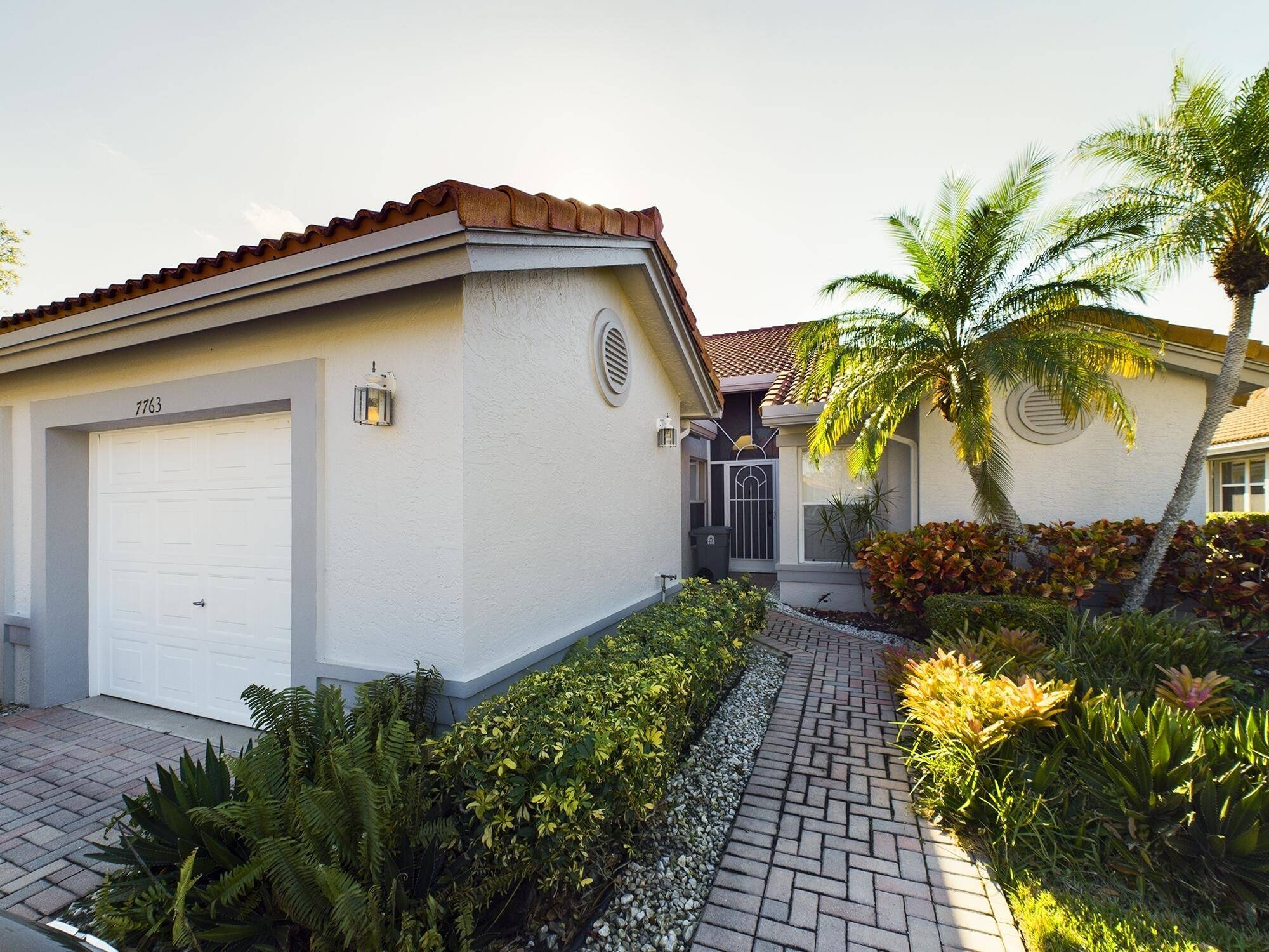 Enjoy every day in this idyllic lakeside villa located in the lovely Palm Isles gated community.