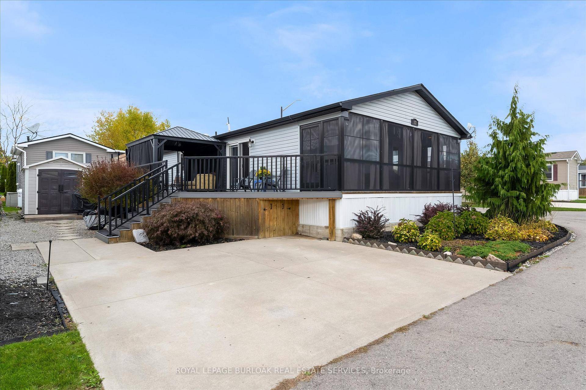 Standout Living in Lost Forest Park !