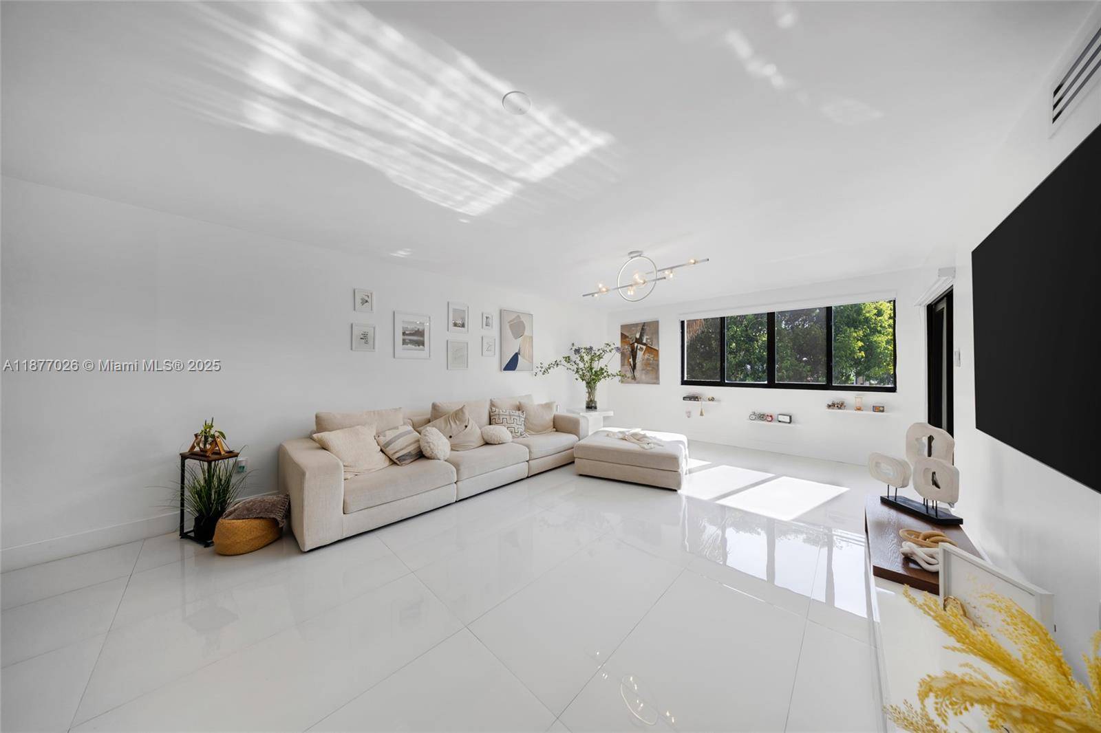 Stunning remodeled 2 1 in Fontainebleau Park West !