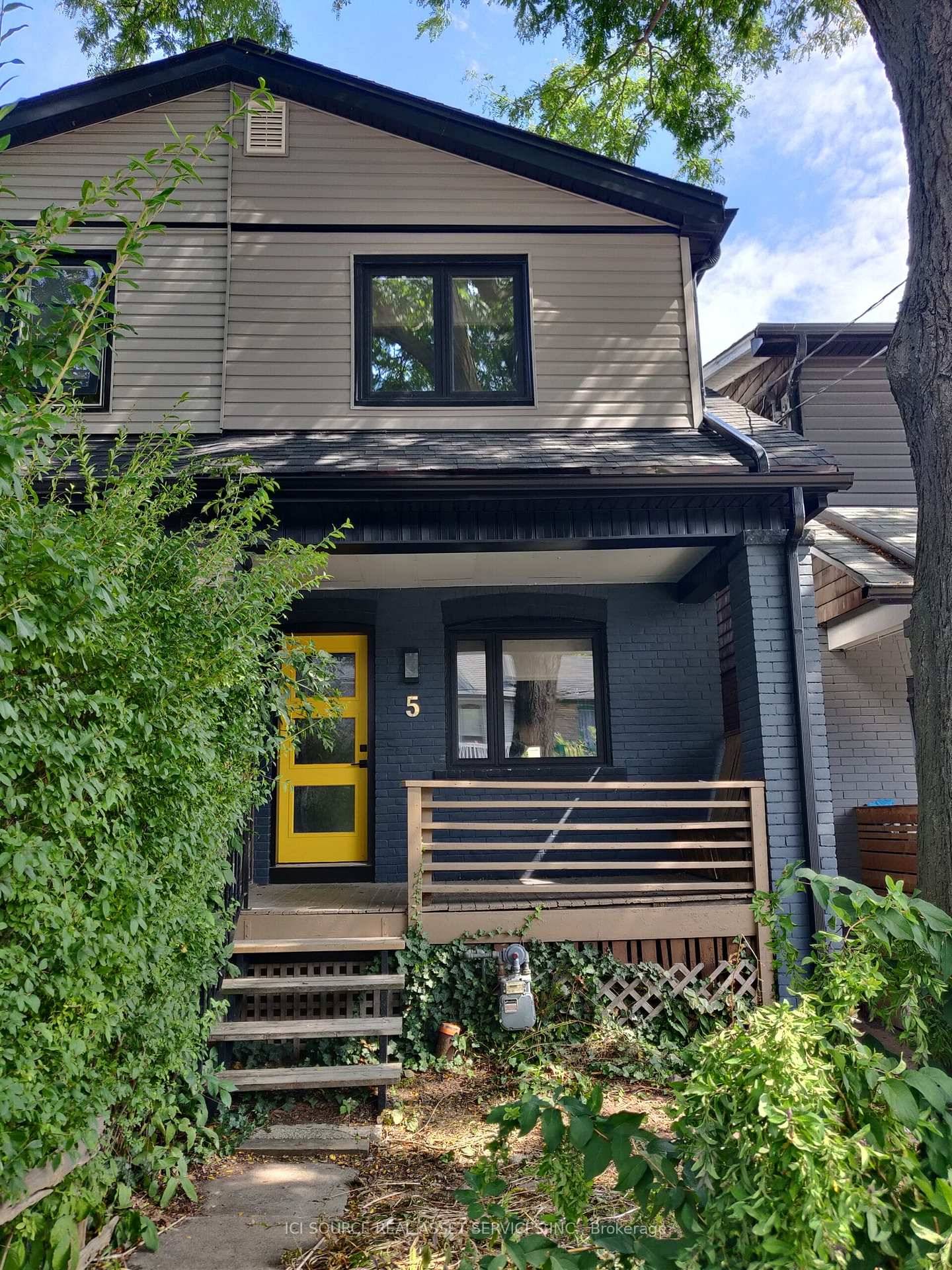 Enjoy this 3 1 bedroom, 2 bath cozy home nestled in the heart of Leslieville area !
