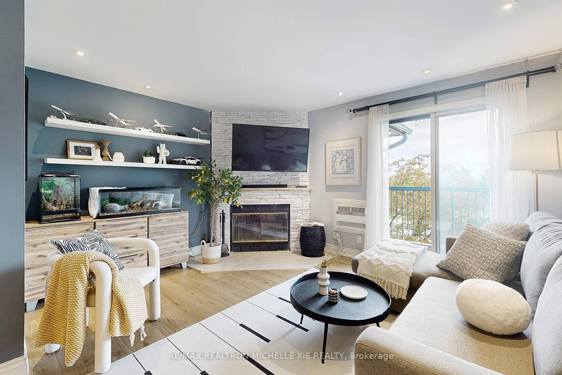 Stunning Top Floor Penthouse in Tranquil Trailwood Village Facing the Park !