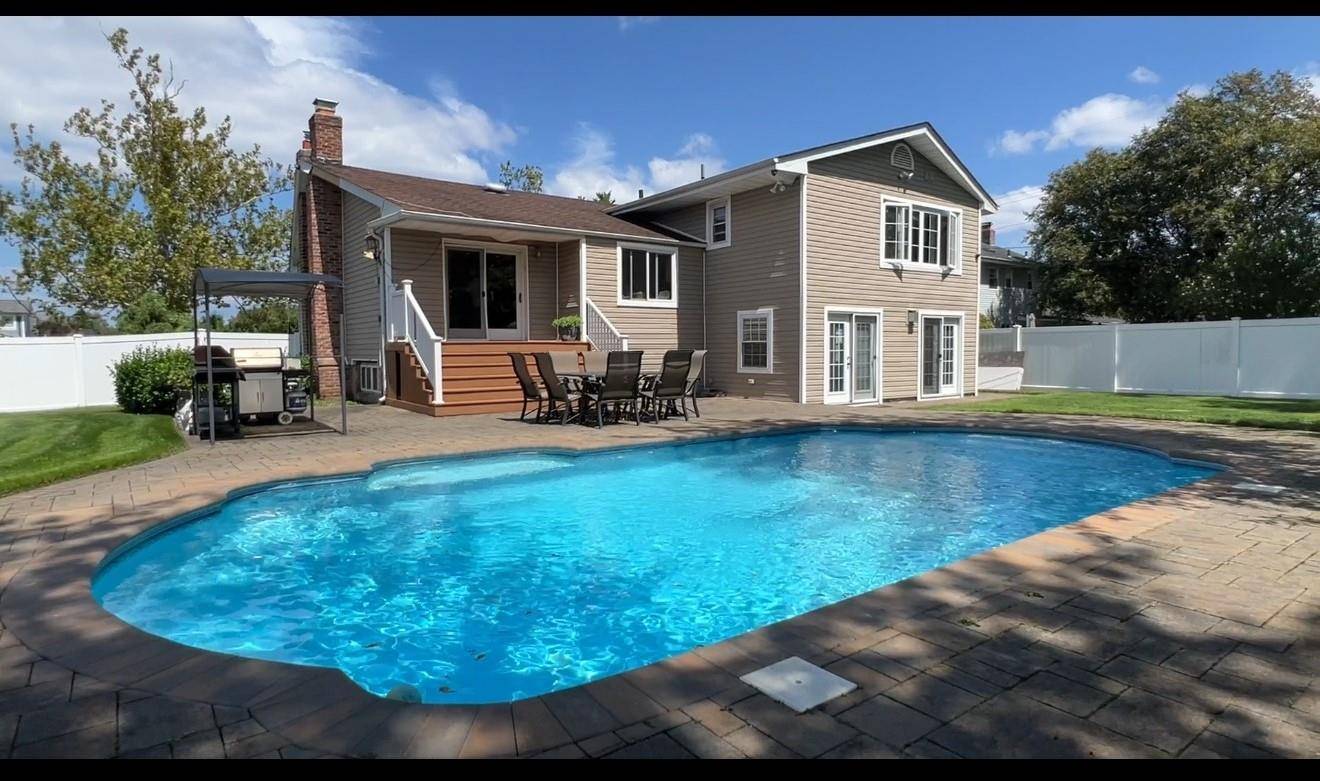 Beautifully well maintained this spacious home offers 3022 sqft of living space, with an inviting split layout and high ceiling, Enjoy cozy nights by one of two fireplaces indoors, or ...
