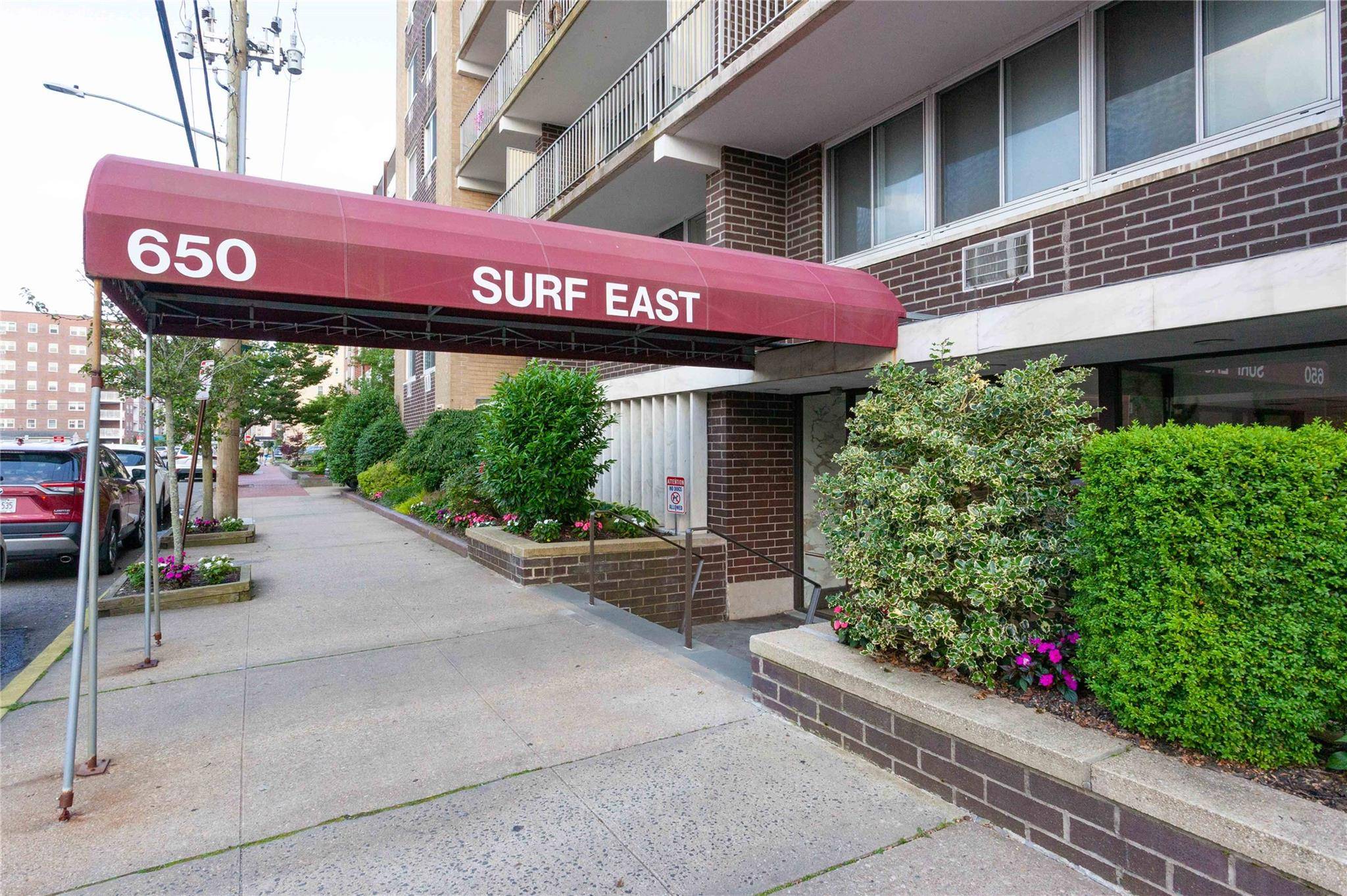 This thoughtfully designed one bedroom alcove studio is ready for you !