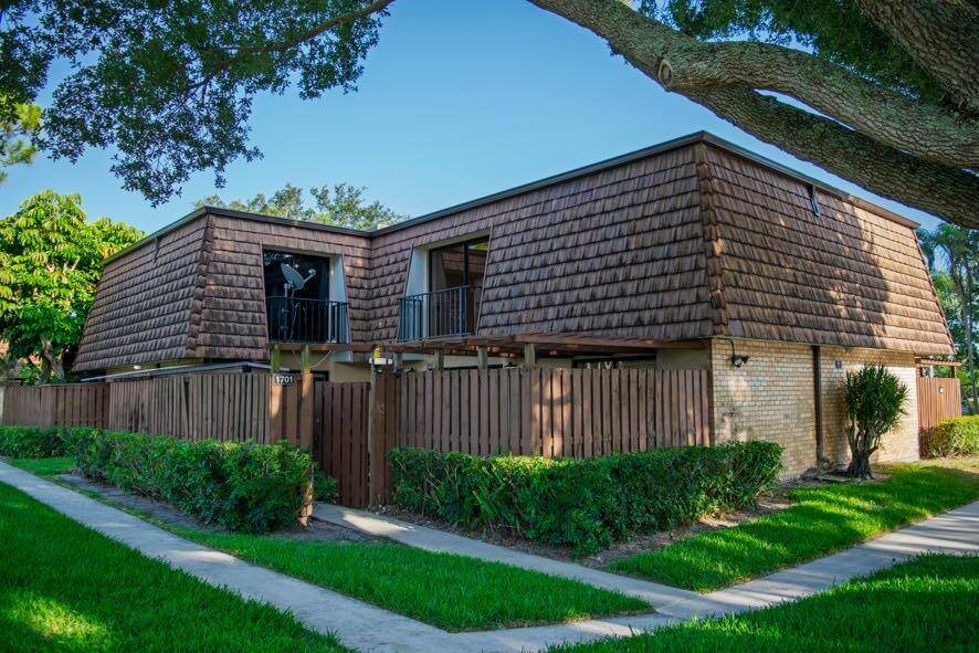 Beautifully updated 3 bed, 3 bath townhouse in sought after Sherwood Lakes, now featuring a brand NEW washer dryer combo and refrigerator.