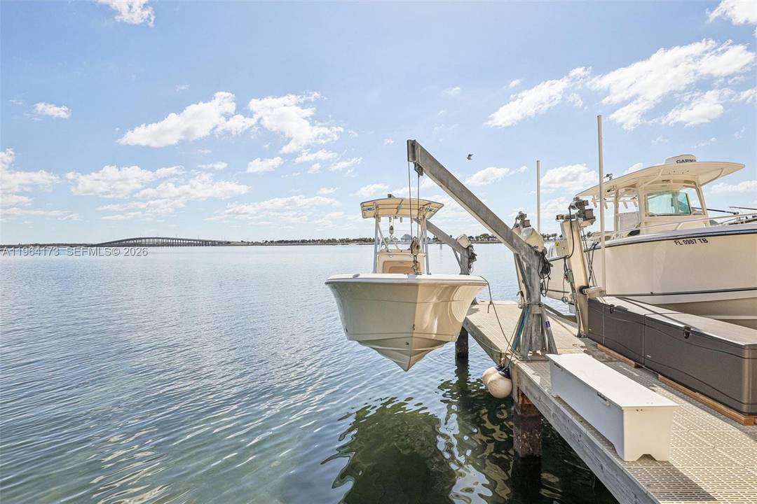 ATTENTION BOAT LOVERS ! BOAT SLIP INCLUDED IN THE SALE !