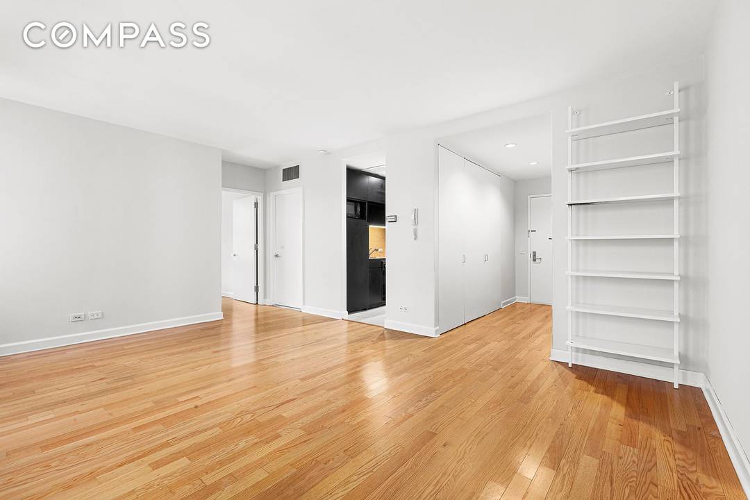 Discover exceptional value in this large, sun filled one bedroom apartment located in one of the Financial District s most sought after buildings.